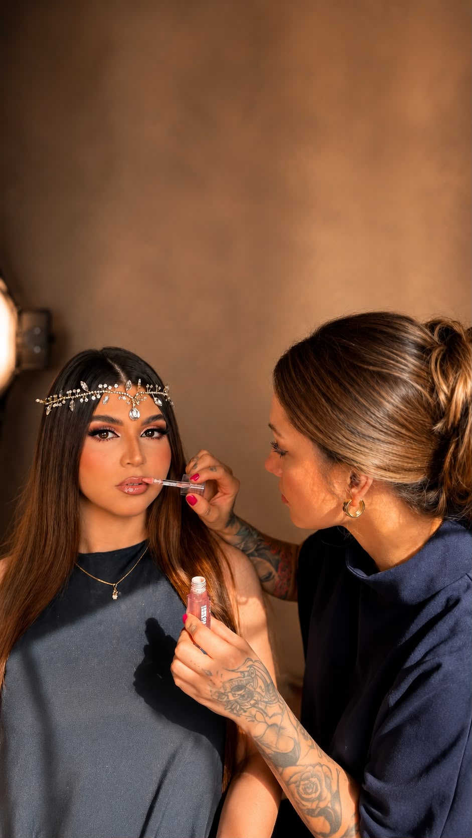 Brenda Paixão applying bridal makeup